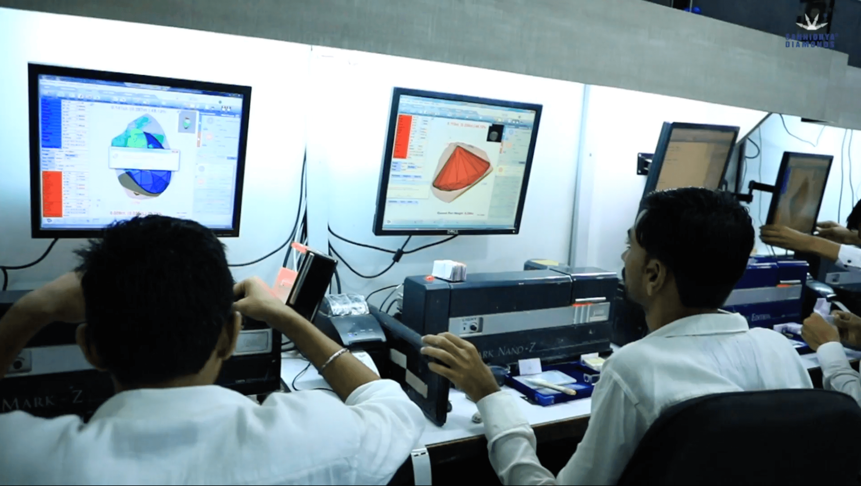 Operators using Sarin DiaMark Nano-Z with 3D diamond models displayed on screen
